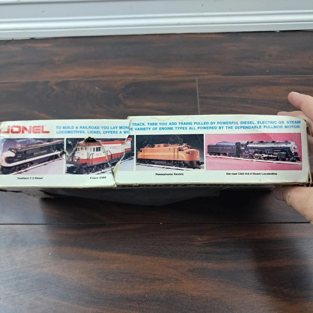 LIONEL 6-9217 SOO LINE OPERATING BOXCAR, 1982-1984 New, But DAMAGED BOX